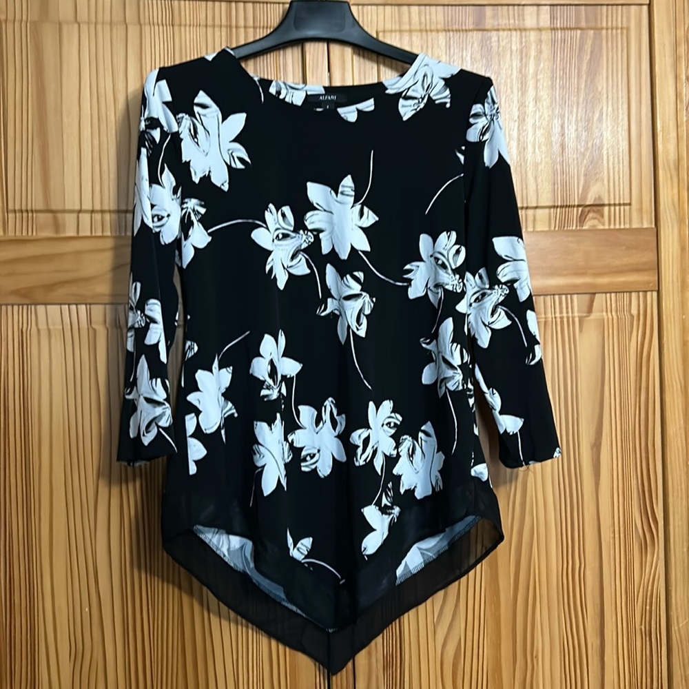 Woman’s Alfani Black and White Floral Top Size Small